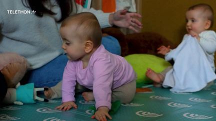 En Charente-Maritime, l'amyotrophie spinale des jumelles Marley et Mylane a été diagnostiquée de façon précoce. Les bébés ont bénéficié d'une thérapie génique qui a arrêté la maladie.