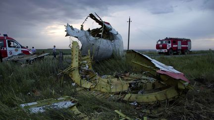 Un morceau de moteur du Boeing 777 abattu au-dessus de l'Ukraine, pr&egrave;s du village de Hrabove, le 17 juillet 2014. (DMITRY LOVETSKY / AP / SIPA)