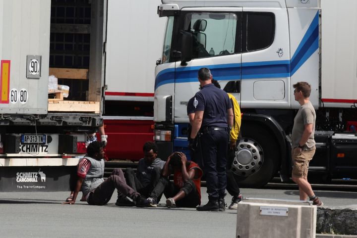 La police interpelle des migrants dans un camion sur le parking d'une station service, à Calais (Pas-de-Calais). (OLIVIER ARANDEL / MAXPPP)