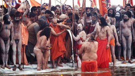 Cent millions d'hindous sont attendus sur les rives du Gange durant les cinq semaines du Kumbh Mela. (AFP/ROBERTO SCHMIDT )