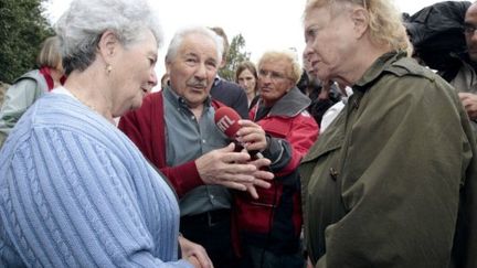 lJeanne et Claude Morfoisse, les parents de Thierry, avec l'écologiste Eva Joly, le 5 août 2011 à Hillion (Côte d'Armor) (AFP/ KENZO TRIBOUILLARD)