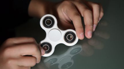 Un modèle basique de "hand spinner". (LIONEL VADAM  / MAXPPP)