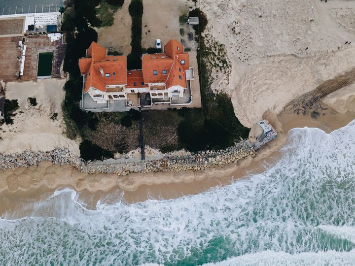 Vue aérienne des villas jumelles de Biscarrosse (Landes). L'érosion à droite des maisons est bien visible. (PIERRE MOREL / FRANCEINFO)