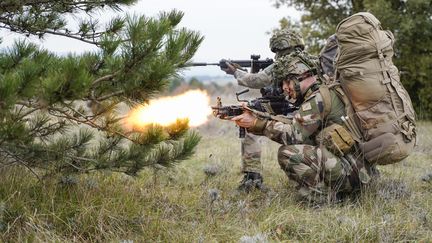 Des militaires français lors d'un exercice, à Castres (Tarn), le 25 février 2023. (FREDERIC PETRY / HANS LUCAS / AFP)