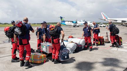 Des secours se regroupent sur le tarmac de l'aéroport de Pointe-à-Pitre (Guadeloupe), le 10 septembre 2017, pour rejoindre Saint-Martin après le passage de l'ouragan Irma. (MAXPPP)