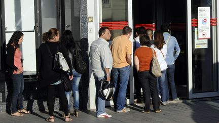 Des personnes font la queue devant une agence pour l'emploi &agrave; Madrid (Espagne), le 4 septembre 2012. (DOMINIQUE FAGET / AFP)