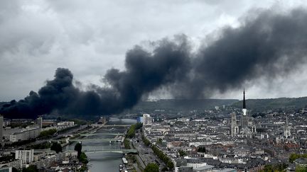 Un gros nuage de fumée noire émane de l'usine Lubrizol jeudi 26 septembre après l'incendie déclaré dans la nuit du 24 au 25 septembre 2019 à Rouen. (PHILIPPE LOPEZ / AFP)