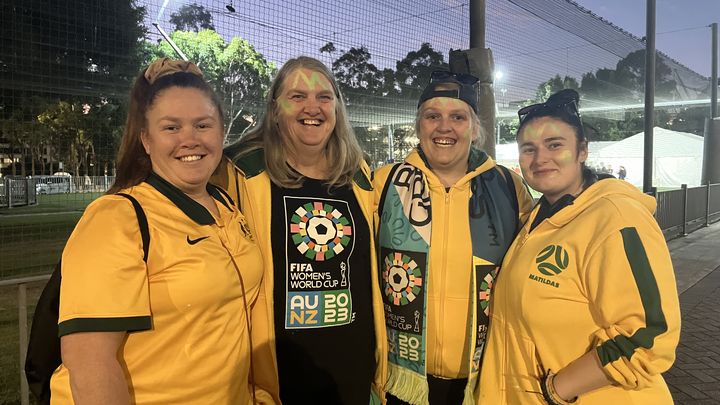 Cassai, Karen, Katie et Alex, supportrices des Matildas, avant le match de Coupe du monde contre l'Irlande, le 20 juillet 2023, à Sydney. (MAYLICE LAVOREL / FRANCEINFO SPORTS)