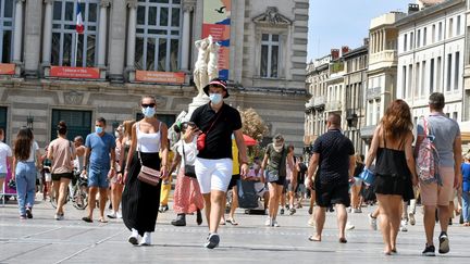 Des passants portent un masque dans le centre-ville de Montpellier (Hérault), le 11 août 2020. (RICHARD DE HULLESSEN / MAXPPP)