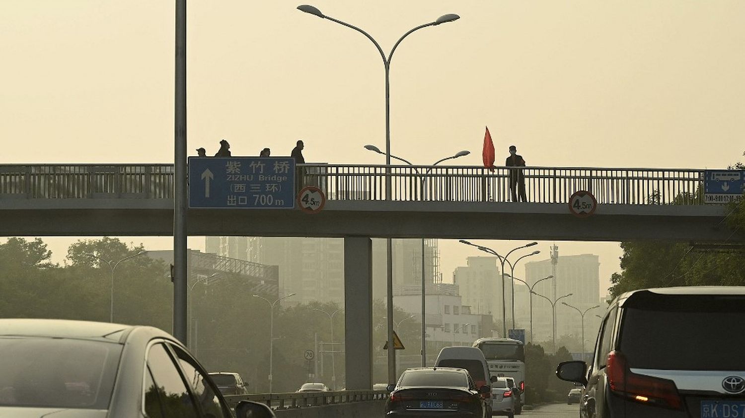 In Peking toont een demonstrant een paar dagen voor het congres van de Communistische Partij twee spandoeken tegen het regime van Xi Jinping