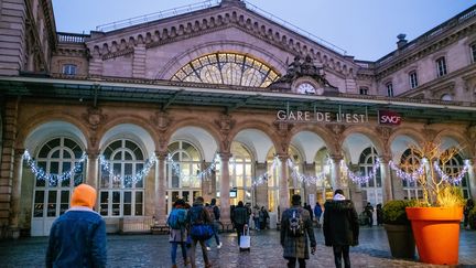 Des voyageurs arrivant à la gare de l'Est à Paris le 1er janvier 2020, pendant la grève à la SNCF et la RATP contre la réforme des retraites. (MATHIEU MENARD / HANS LUCAS / AFP)