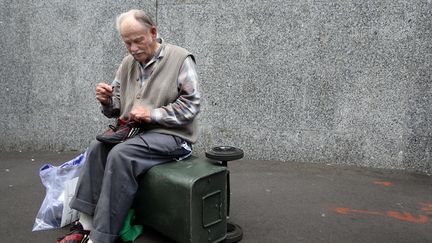 Sam Bracanov le 13 novembre 2012, apr&egrave;s sa premi&egrave;re comparution devant la justice d'Auckland (Nouvelle-Z&eacute;lande), pour avoir tent&eacute; de jeter du fumier sur le prince Charles et son &eacute;pouse.&nbsp; (MICHAEL BRADLEY / POOL)