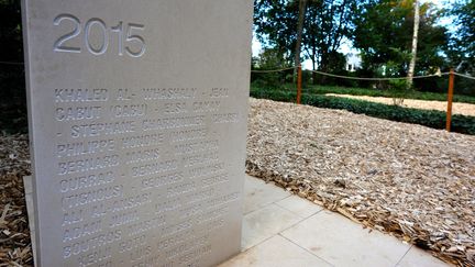 &nbsp; (Une stèle du mémorial des journalistes assassinés à Bayeux  © Maxppp)