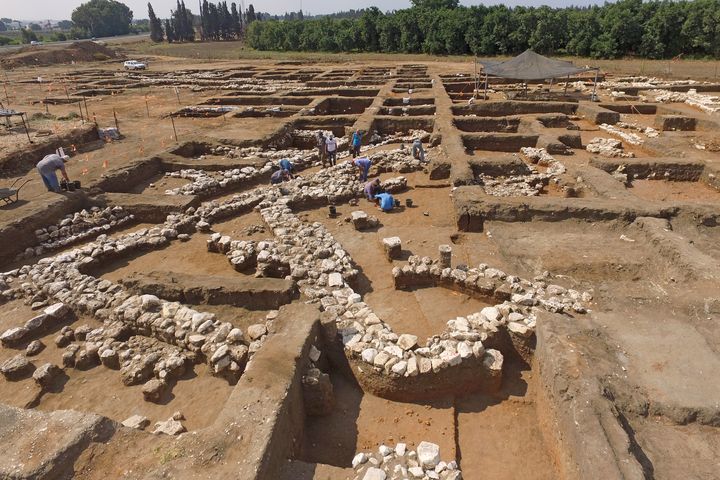 Des archéologues israéliens travaillent sur le site archéologique de En Esur (Ein Asawir), tout près de la ville de Harish,&nbsp;où ont été exhumés les restes d'une ville de&nbsp;5000 ans. (JACK GUEZ / AFP)