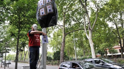 Un buraliste recouvre un radar, à Toulouse, pour protester contre le paquet de cigarettes à 10 euros. (FREDERIC CHARMEUX / MAXPPP)