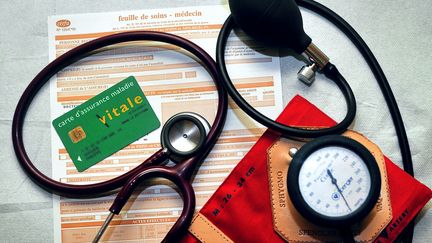 Depuis 2005, tous les assur&eacute;s sociaux acquittent une participation forfaitaire de 1 euro sur la visite qu'ils effectuent chez leur m&eacute;decin. (PHILIPPE HUGUEN / AFP)