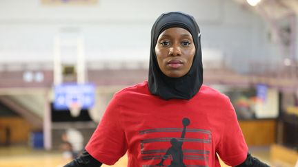 La basketteuse française Salimata Sylla a été exclue d'un match à cause de son voile, en début d'année. Elle pose ici à Paris, le 29 avril 2023. (MOHAMAD SALAHELDIN ABDELG ALSAYE / AFP)