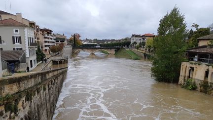 La Midouze monte à Mont-de-Marsan (Landes) à la suite des fortes pluies, le 12 novembre 2019. (FREDERIC DENIS / FRANCE-BLEU GASCOGNE / AFP)