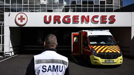 30% des établissements hospitaliers ont déclaré des incidents graves consécutifs aux surtensions de l'épidémie de grippe, selon Samu-Urgence de France.