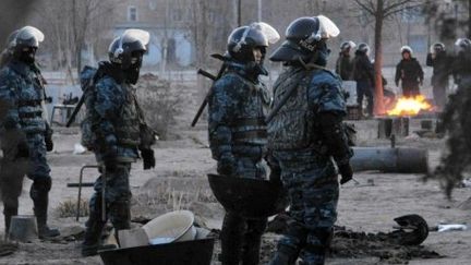 Les forces de l’ordre kazakhes répriment un mouvement de grève à Janaozen, le 18 décembre 2011. (AFP PHOTO / KOMMERSANT / VASILY SHAPOSHNIKOV)