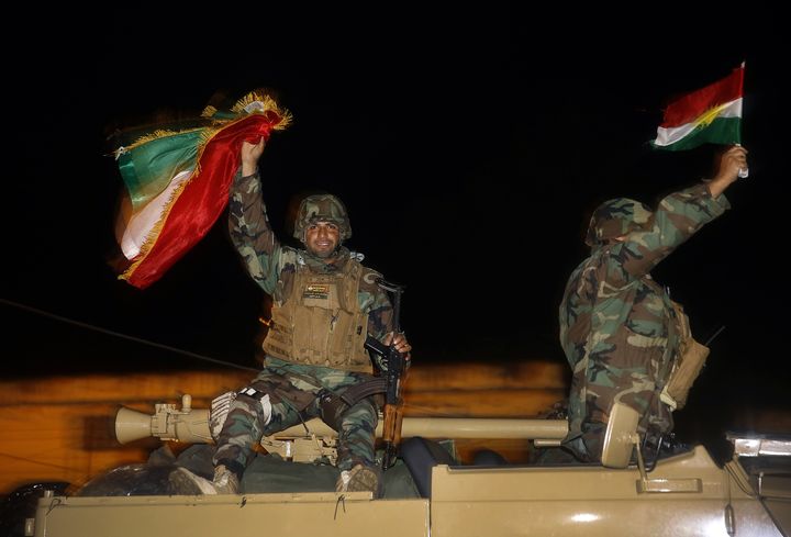 Des combattants kurdes irakiens se rendent &agrave; Kobani (Syrie), le 31 octobre 2014. (YANNIS BEHRAKIS / REUTERS)