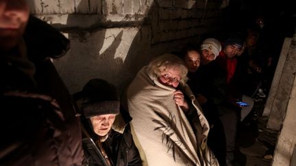 Des habitants de Sievierodonetsk, dans la région de Lougansk (Ukraine), attendent cachés dans un sous-sol, le 28 février 2022. (ANATOLII STEPANOV / AFP)