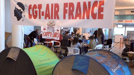 Des employ&eacute;s en contrat &agrave; dur&eacute;e d&eacute;termin&eacute;e occupent l'a&eacute;roport d'Ajaccio (Corse-du-Sud), le 1er d&eacute;cembre 2011. (PASCAL POCHARD-CASABIANCA / AFP)