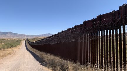 Le mur qui sépare l'Arizona du Mexique, près de Nogales, le 1er novembre 2024. (GILLES GALINARO - FRANCEINFO - RADIO FRANCE)