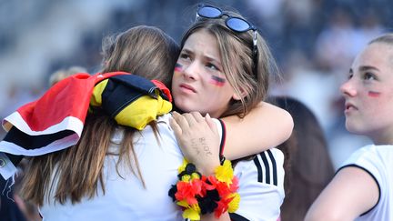 Des supportrices de l'Allemagne après l'élimination de la Mannschaft, le 28 juin 2018 à Sandhausen (Allemagne). (ULRICH PERREY / DPA / AFP)