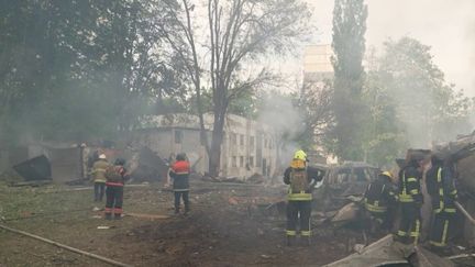 Guerre en Ukraine : les pompiers exercent en dépit des bombes russes (france 2)