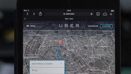 L'application de l'entreprise am&eacute;ricaine Uber, soci&eacute;t&eacute; de voitures de tourisme avec chauffeur, &agrave; Paris, le 10 f&eacute;virer 2014. (CITIZENSIDE / JEAN PIERRE NGUYEN V / AFP)