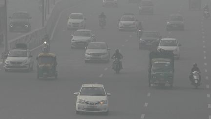 Une vue sur une autoroute, alerte que New Delhi (Inde) étouffe sous la pollution, le 5 novembre 2023. (ARUN SANKAR / AFP)