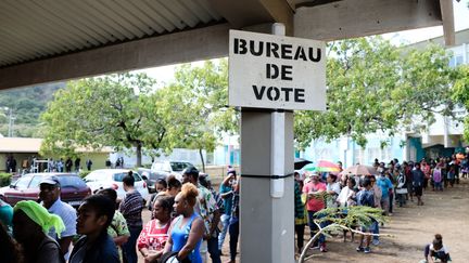 Des électeurs font la queue pour voter devant un bureau de vote à Nouméa, en Nouvelle-Calédonie, le 4 octobre 2020.&nbsp; (THEO ROUBY / AFP)