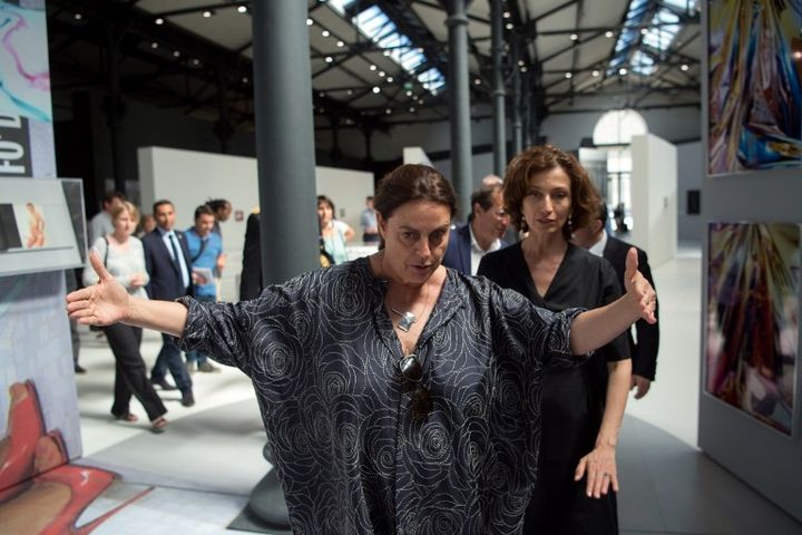 Maja Hoffmann et la ministre de la culture Audrey Azoulay dans les locaux de la Fondation Luma le 4 juillet 2016
 (BERTRAND LANGLOIS / AFP)