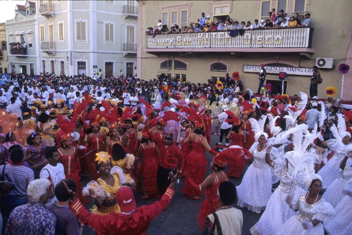 Rue principale de Mindelo, capitale de l'île capverdienne de Sao Vicente à l'heure du carnaval.&nbsp; (NICOLAS THIBAUT / PHOTONONSTOP)