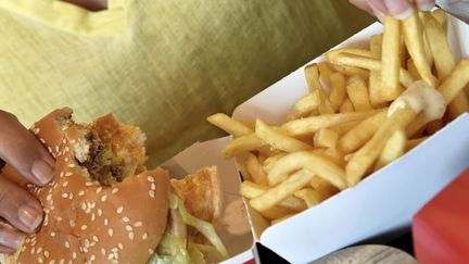 60% des 15-24 ans mangent au fast-food au moins une fois par mois, d'après une enquête Harris Interactive. (SYLVIE CAMBON / MAXPPP)