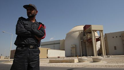 Un soldat monte la garde devant la centrale nucl&eacute;aire iranienne de Bouchehr, le 12 septembre 2011. (VALERIY MELNIKOV /&nbsp;RIA NOVOSTI / AFP)