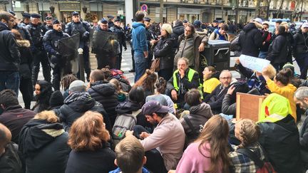 Des manifestants sont retenus par la police, le 17 novembre 2019, à la sortie des Galeries Lafayette, à Paris. (ALEXANDRE LE QUERE / FRANCEINFO)