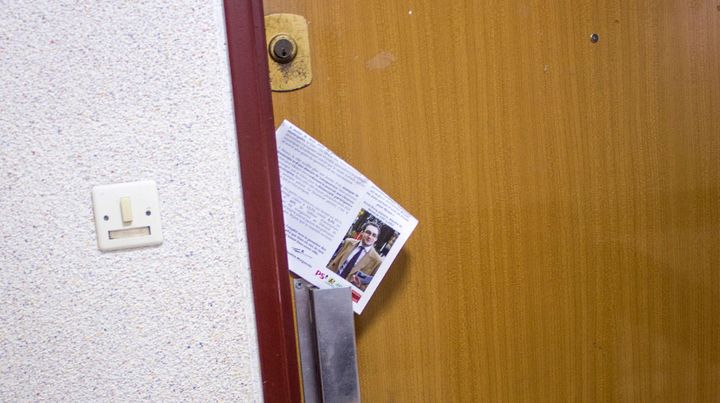 Tract de Bastien Marguerite gliss&eacute; dans la porte d'un logement de Meaux (Seine-et-Marne). (VIOLAINE JAUSSENT / FRANCETV INFO)