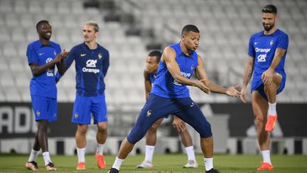 L'équipe de France à l'entraînement, avant son premier match de Coupe du monde, le 20 novembre 2022, au stade Jassim ben Hamad, à Doha (Qatar). (FRANCK FIFE / AFP)