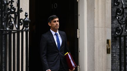 Le Premier ministre britannique, Rishi Sunak, à la sortie de Downing Street, le 25 octobre 2023. (JUSTIN TALLIS / AFP)