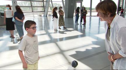 Jonas avec&nbsp;Hélène Lafont-Couturier,&nbsp;la directrice du musée des Confluences. (D. Pajonk / France Télévisions)