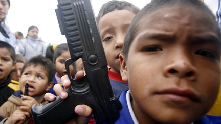 Callao (P&eacute;rou), septembre 2009. Programme d'&eacute;change d'armes en plastique contre des jouets. (MARIANA BAZO / REUTERS)