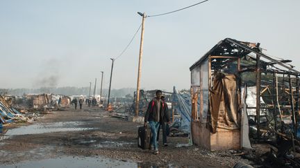 Des migrants traversent la "jungle" de Calais (Pas-de-Calais), le 26 octobre 2016. (QUENTIN VEUILLET / CITIZENSIDE / AFP)