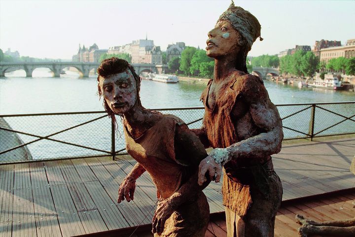 Les "Peuls" d'Ousmane Sow sur le pont des Arts à Paris en 1999
 (Béatrice Soulé / Roger Violet / ADAGP )