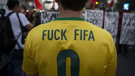 Un manifestant oppos&eacute; &agrave; la Coupe du monde de football au Br&eacute;sil lors d'un rassemblement &agrave; Rio de Janeiro (Br&eacute;sil), le 15 juin 2014. (REUTERS)