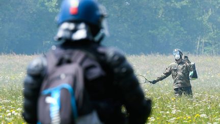 Un homme de 21 ans a été grièvement blessé mardi 22 mai, en ramassant une grenade dans la Zad de Notre-Dame-des-Landes. (Illustration) (FRANCK DUBRAY / MAXPPP)