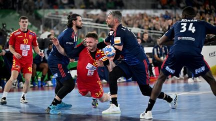 Elohim Prandi et Luka Karabatic en défense face à la Macédoine du Nord pour l'entrée en lice des Bleus à l'Euro de hand 2024, mercredi 10 janvier. (FEDERICO GAMBARINI / AFP)