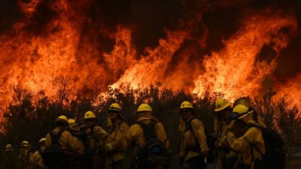 Des pompiers combattent l'incendie appelé "Fairview fire", près de Hemet, en Californie (Etats-Unis), le 8 septembre 2022. (PATRICK T. FALLON / AFP)