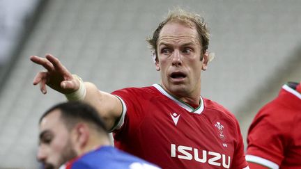 Alun-Wyn Jones sur la pelouse du Stade de France, le 24 octobre 2020. (JEAN CATUFFE / AFP)